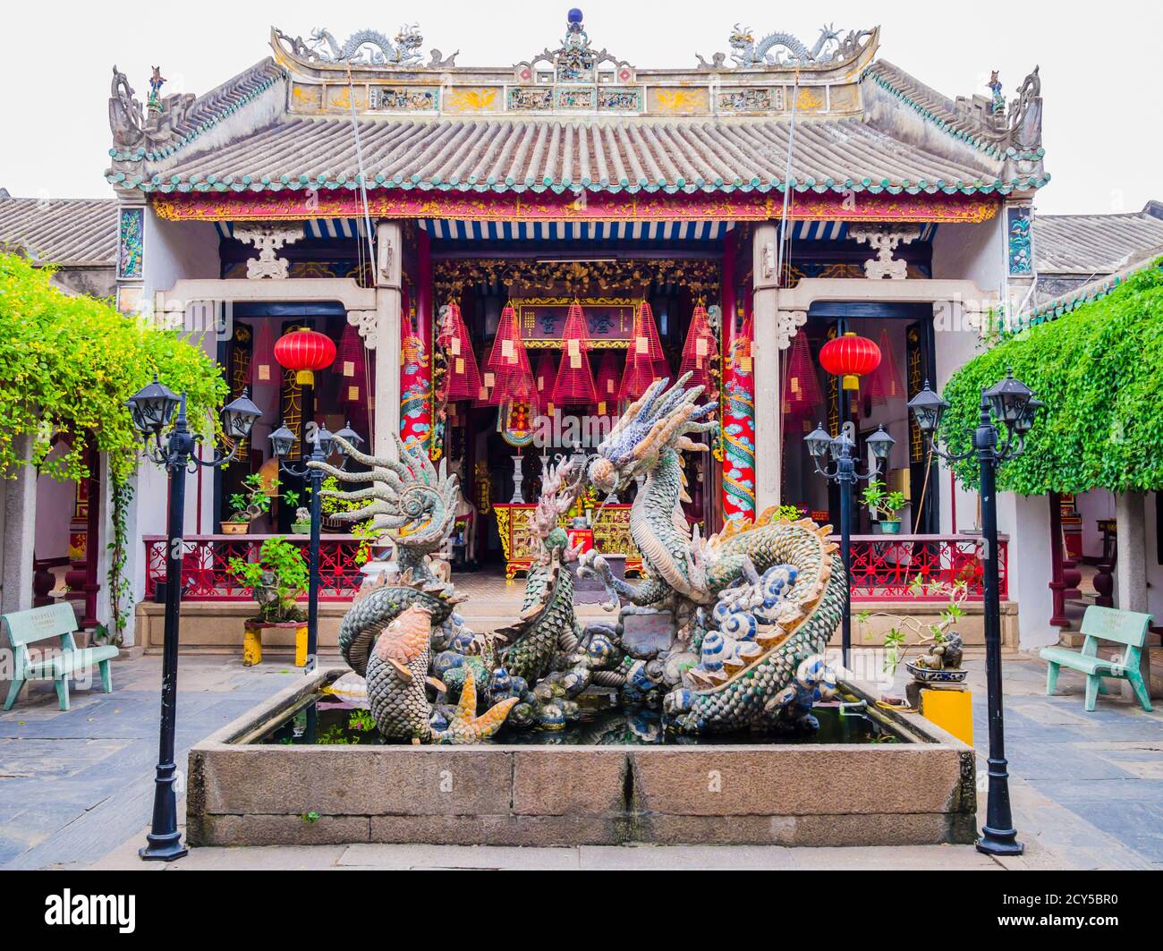 Vue imprenable sur la salle de réunion de Quang Trieu (cantonais), l'un des plus célèbres temples de Hoi, une vieille ville de l'UNESCO, Vietnam Banque D'Images