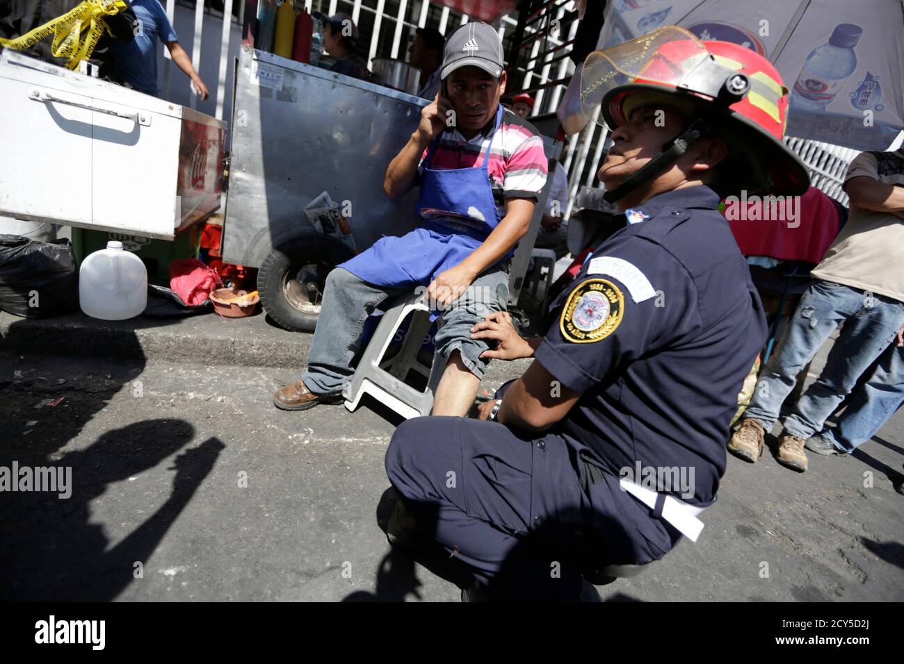 Un paramédical s'occupe d'un homme blessé après une attaque à la grenade à  l'extérieur de l'hôpital de San Juan de Dios, Guatemala City, le 10 mars  2015. Au moins une femme a