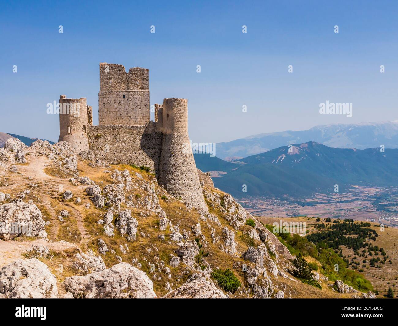 Vue évocatrice des ruines de Rocca Calascio, ancienne forteresse médiévale dans le parc national de Gran Sasso, région des Abruzzes, Italie Banque D'Images