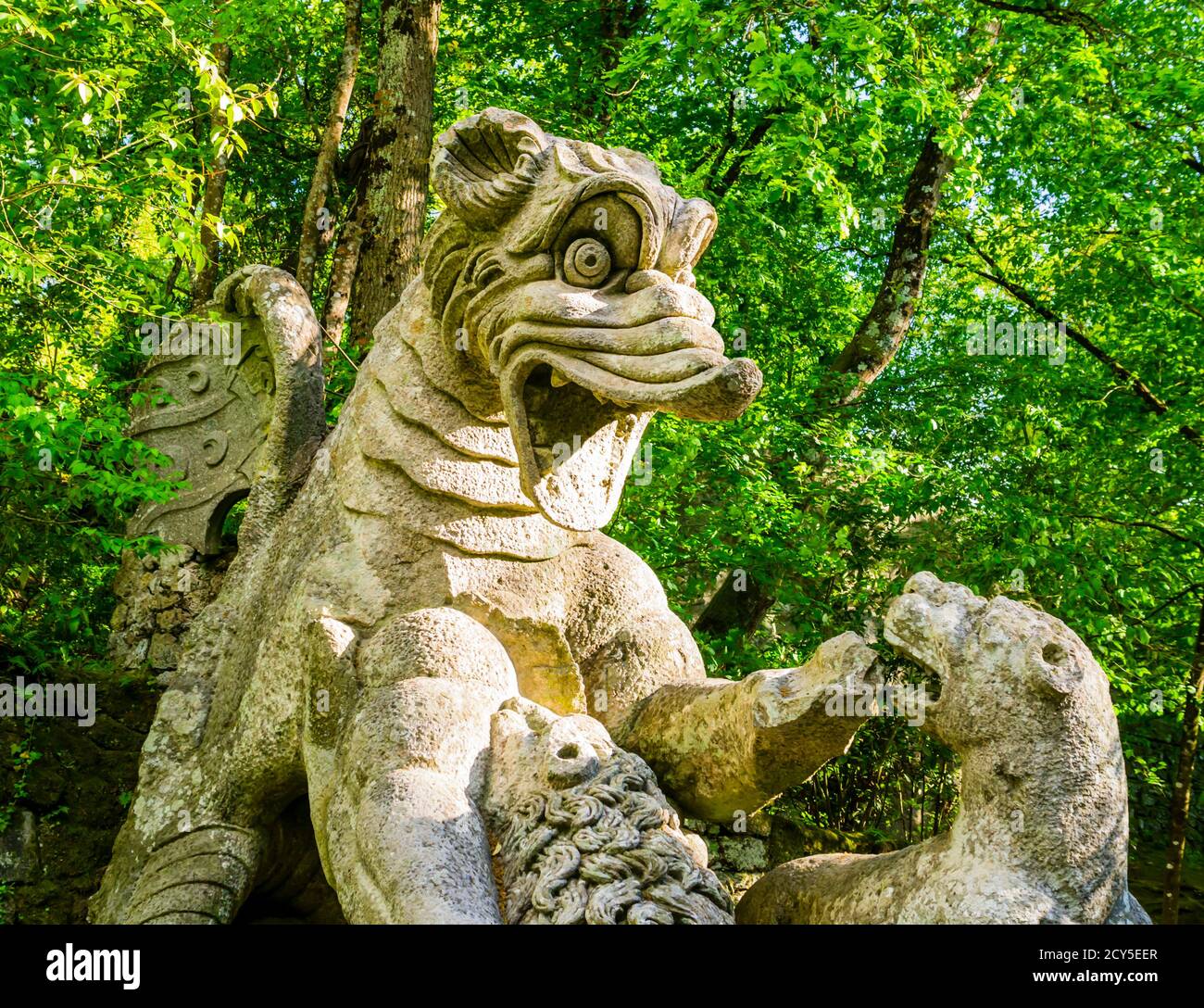 Détail du dragon qui se bat contre trois bêtes, une immense sculpture dans le célèbre Sacred Grove, Bomarzo Gardens, Viterbo, Italie Banque D'Images