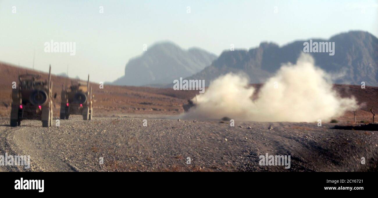 An armoured vehicle of U.S. Marines, 2nd Battalion, 7th Marines Regiment is enveloped with smoke and dust after it was hit by an IED roadside bomb attack as a marines convoy is on patrol in the outskirts of Now Zad district in Helmand province, southwestern Afghanistan November 9, 2012. The vehicle was just damaged slightly in the attack. REUTERS/Erik De Castro (AFGHANISTAN - Tags: MILITARY POLITICS CIVIL UNREST) Banque D'Images