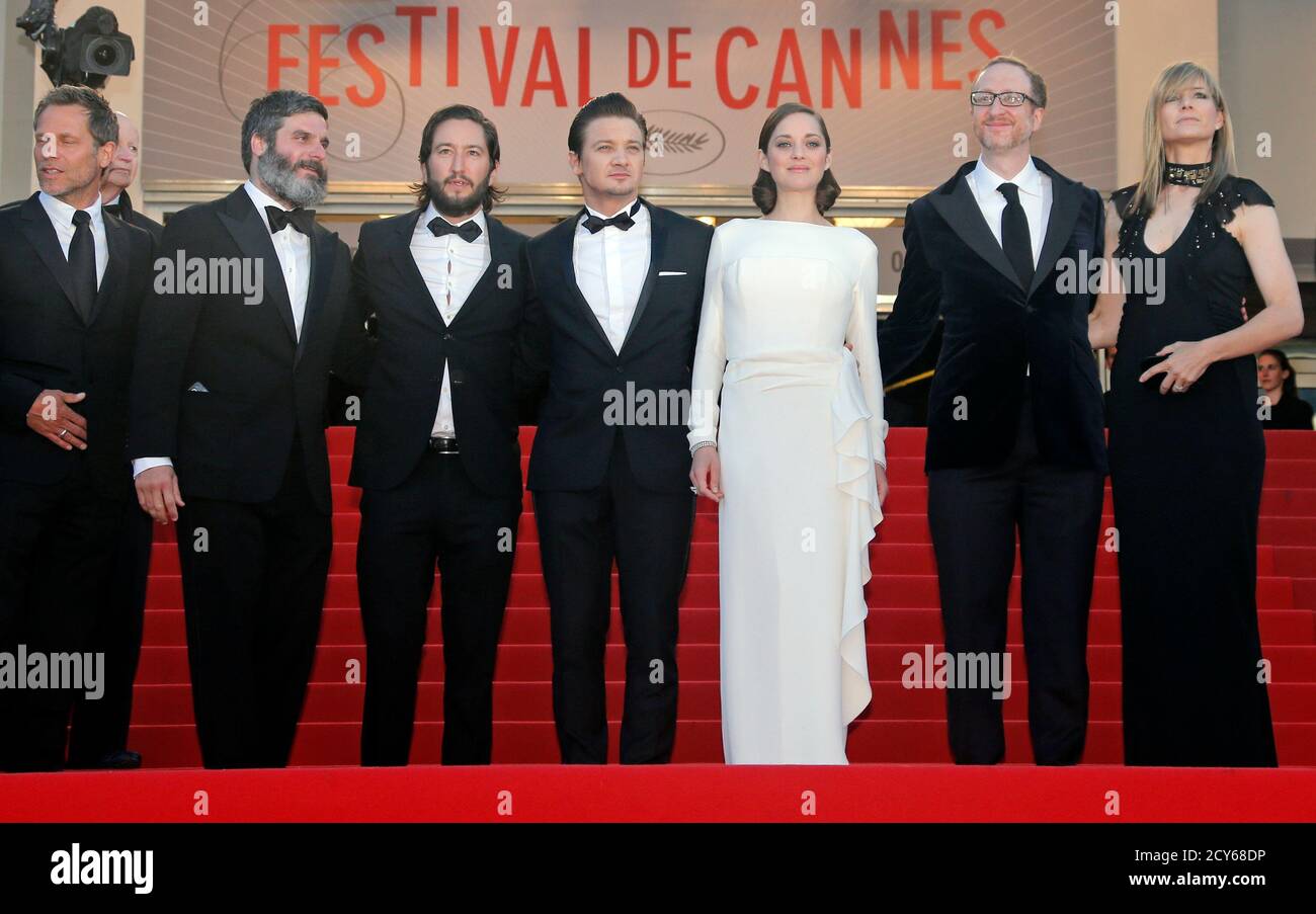 2ndL-R) les producteurs Anthony Katagas et Greg Shapiro, les acteurs Jeremy  Renner et Marion Cotillard, le réalisateur James Gray et Alexandra Dickson  Gray posent sur le tapis rouge alors qu'ils arrivent pour