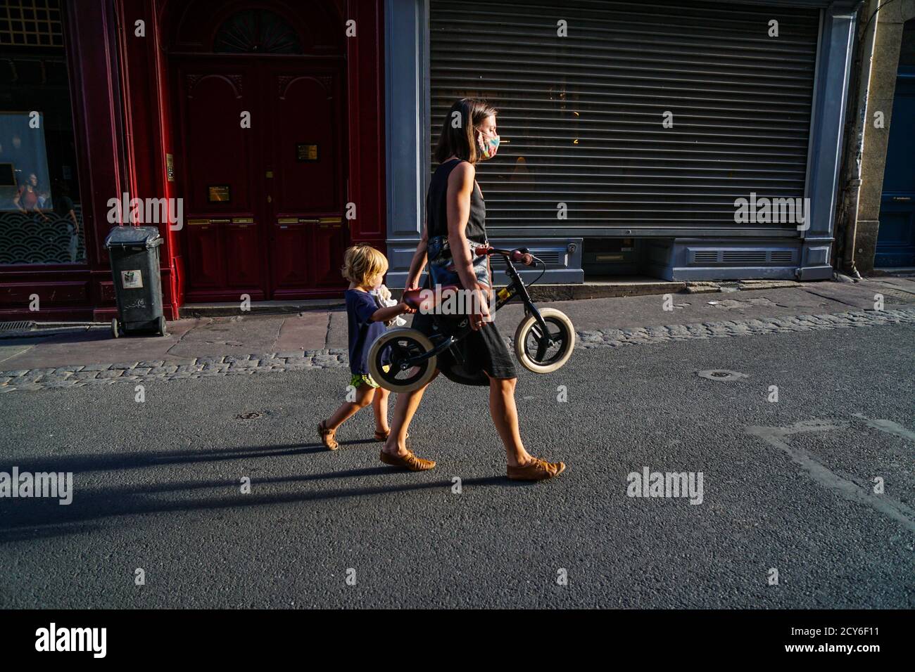 Bordeaux - 08/27/2020: Mère avec bycicle et enfant à la main dans les rues Banque D'Images