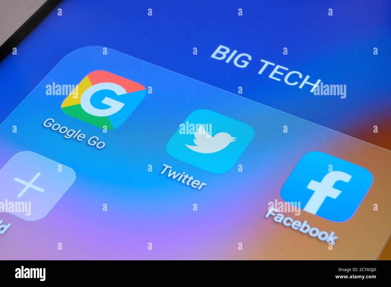 Applications Google, Facebook, Twitter affichées sur l'écran du smartphone. Banque D'Images