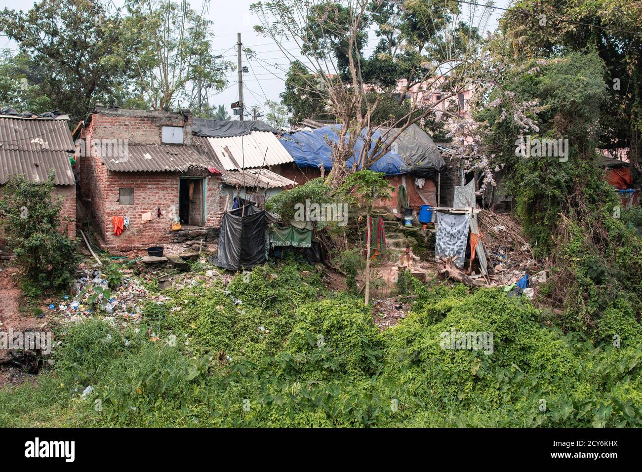 Maisons résidentielles faciles avec déchets de plastique et séchage de linge dans les bidonvilles de Bhubaneswar, Inde Banque D'Images