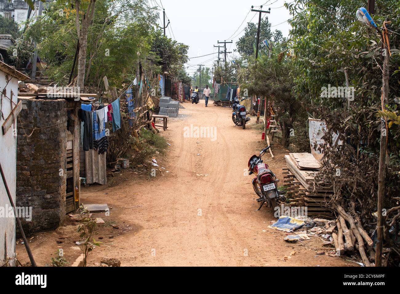 Bhubaneswar, Inde - 4 février 2020 : deux personnes non identifiées sur une petite route de terre dans les bidonvilles le 4 février 2020 à Bhubaneswar, Inde Banque D'Images