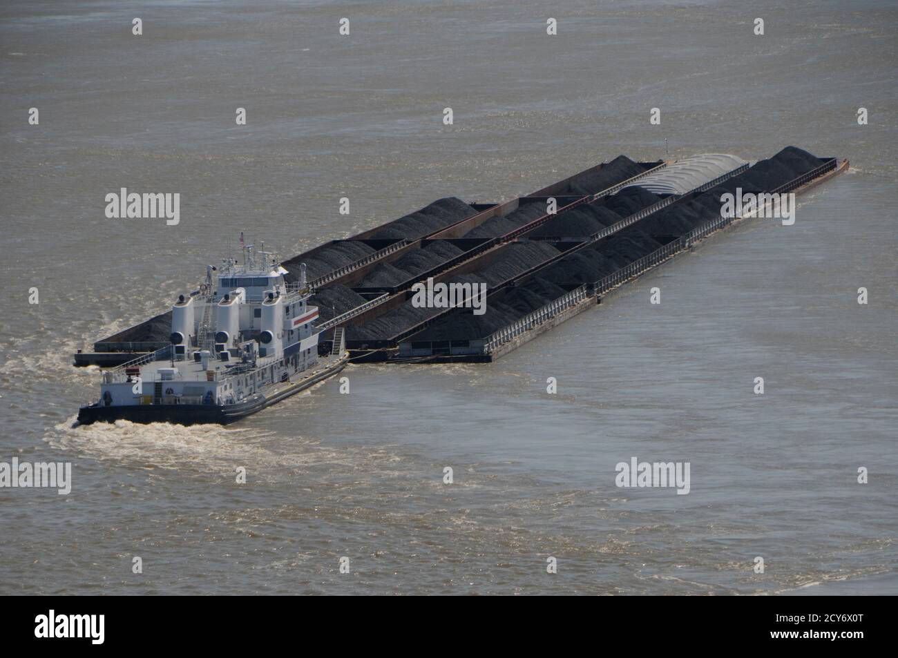 Remorqueur poussant la barge sur le fleuve Mississippi aux États-Unis Banque D'Images