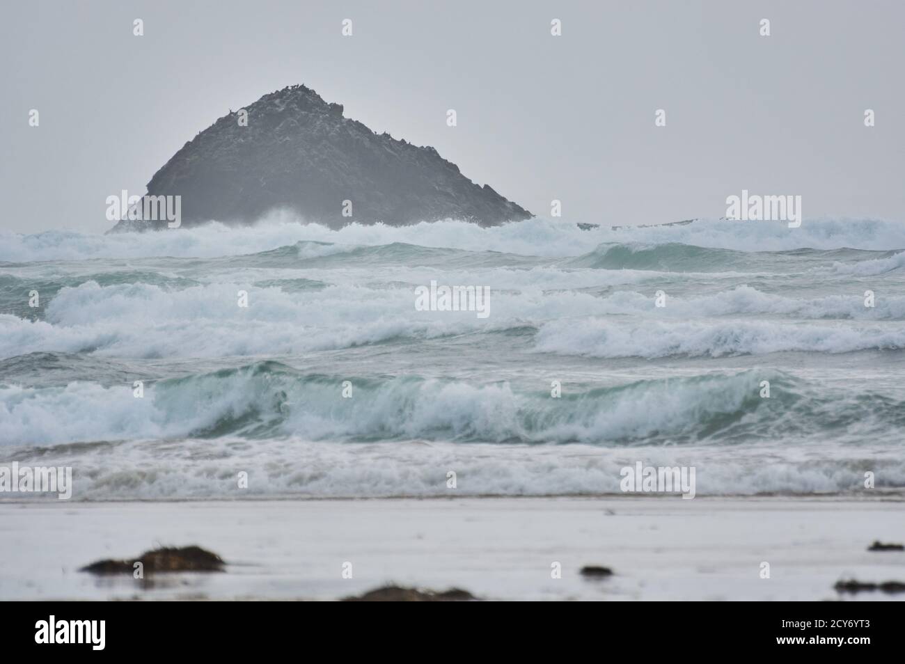 Mer de tempête sur la côte de Bretagne, France. Banque D'Images