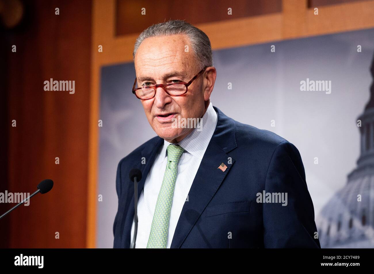 Le sénateur américain Chuck Schumer (D-NY) prend la parole lors d'une conférence de presse. La conférence de presse a fait suite à un « vote de cloture sur la motion du sénateur Schumer de procéder à un projet de loi visant à empêcher le procureur général Barr et le ministère de la Justice de soutenir le procès du président Trump pour renverser la loi sur les soins abordables à la Cour suprême ». (Citation d'une section du courriel du sénateur Schumer à l'adresse de la presse). Banque D'Images