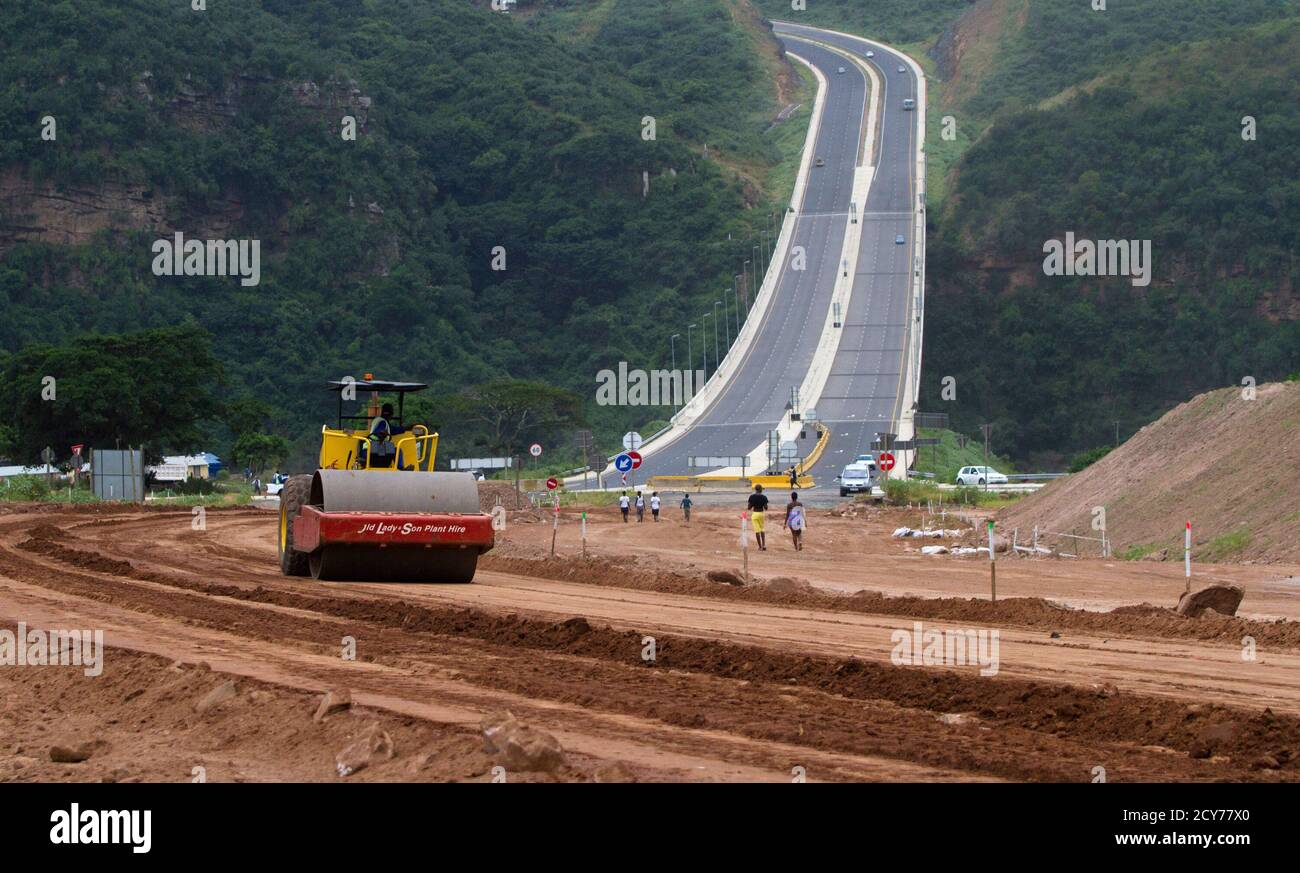 Construction continues on a new road being built, which will join the industrial area of Pinetown to the north of Durban and the city's airport, February 11, 2013. Although President Jacob Zuma announced last year that South Africa would spend $95 billion on roads, ports and railways before 2015, the country faces a myriad of problems in trying to roll out the infrastructure plan - from bad planning and skills shortages to contract problems and corruption. Picture taken February 11, 2013. REUTERS/Rogan Ward (SOUTH AFRICA - Tags: BUSINESS CONSTRUCTION) Banque D'Images