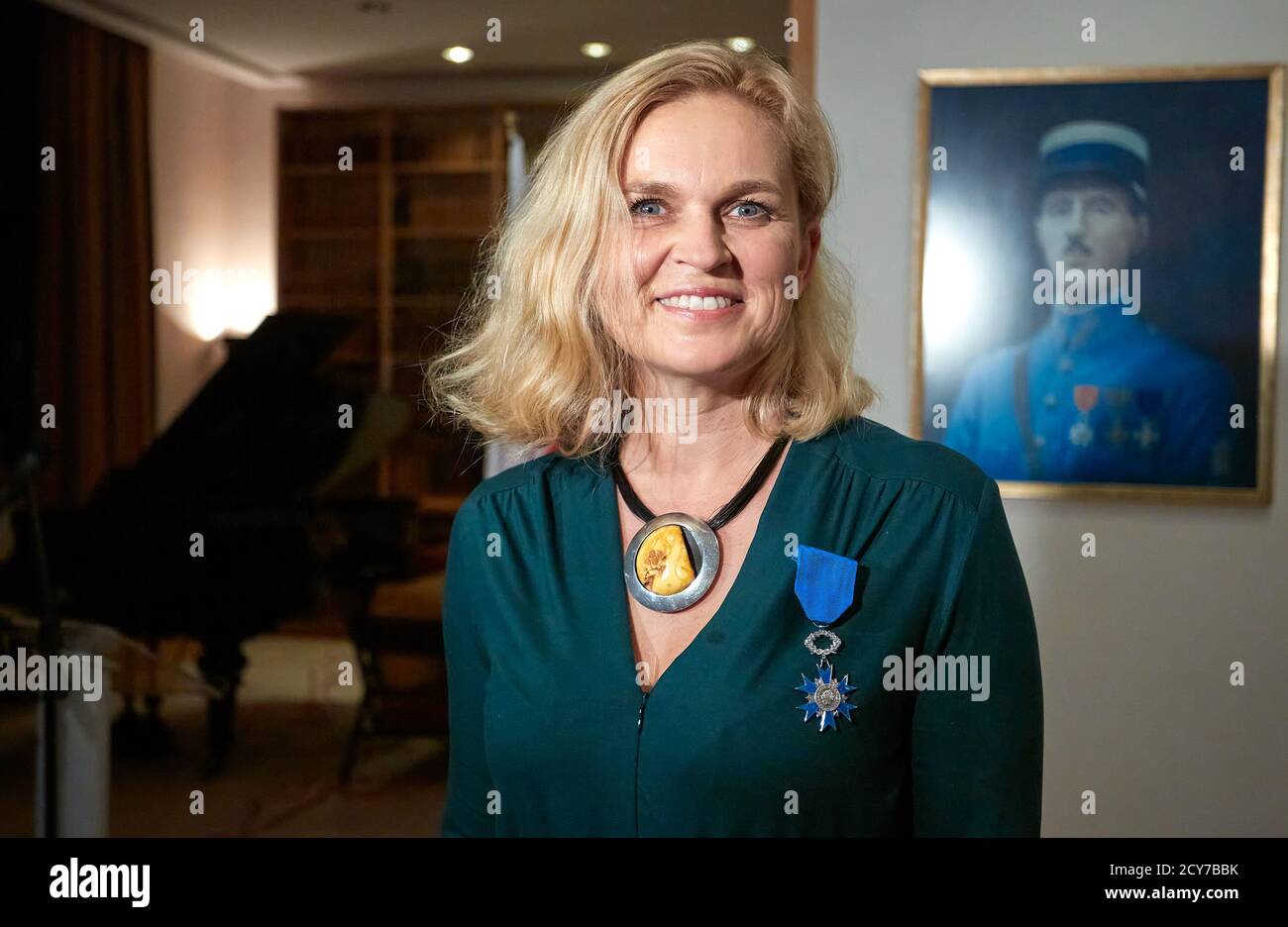 Varsovie, Mazovie, Pologne. 1er octobre 2020. L'ambassadeur de France en Pologne, FRÉDÉRIC BILLET, a remis À BARBARA NOWACKA, MEMBRE du Parlement polonais et MILITANTE sociale, l'insigne de l'ordre national du mérite. Crédit : Hubert Mathis/ZUMA Wire/Alay Live News Banque D'Images