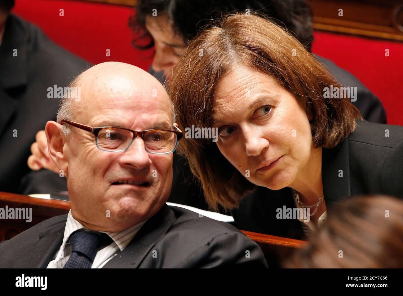 Jean-Marie le Guen (L) et Laurence Rossignol, ministre junior des relations  parlementaires, assistent aux questions de la session gouvernementale à  l'Assemblée nationale à Paris le 8 octobre 2014. REUTERS/Charles Platiau  (FRANCE -