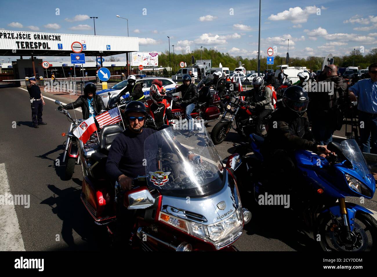 Les motards polonais se retournent après avoir attendu que des membres du  groupe de motards russes « Night Wolves » traversent la frontière de l'UE à  Terespol le 27 avril 2015. La