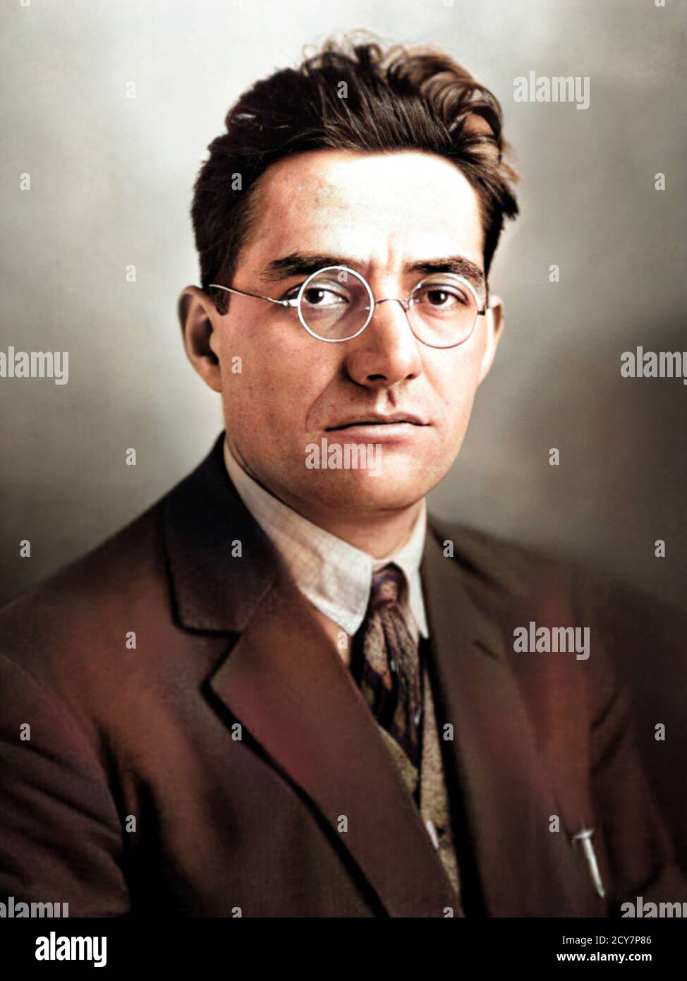 1927 c., Paris , FRANCE : le politicien et journaliste fasciste français JACQUES DORIOT ( 1898 - 1945 ). Photographe inconnu . COLORIÉ NUMÉRIQUEMENT .- POLITICO - POLITICA - POLITIQUE - FASCISTA - FASCISMO FRANCESE - FASCISME - FRANCIA - foto storiche - HISTOIRE - portrait - ritratto - lentille - occhiali da vista - GIORNALISMO - JOURNALISTE - JOURNALISME - GIORNALISTA - TIE - cravatta --- ARCHIVIO GBB Banque D'Images