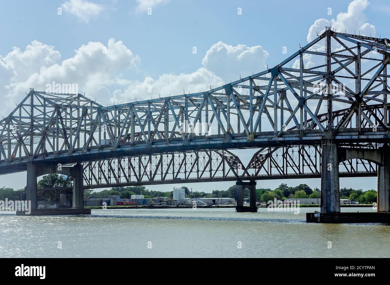Le E.J. Les ponts Grizzaffi et long-Allen de Lionel sont illustrés, le 25 août 2020, à Morgan City, en Louisiane. Banque D'Images