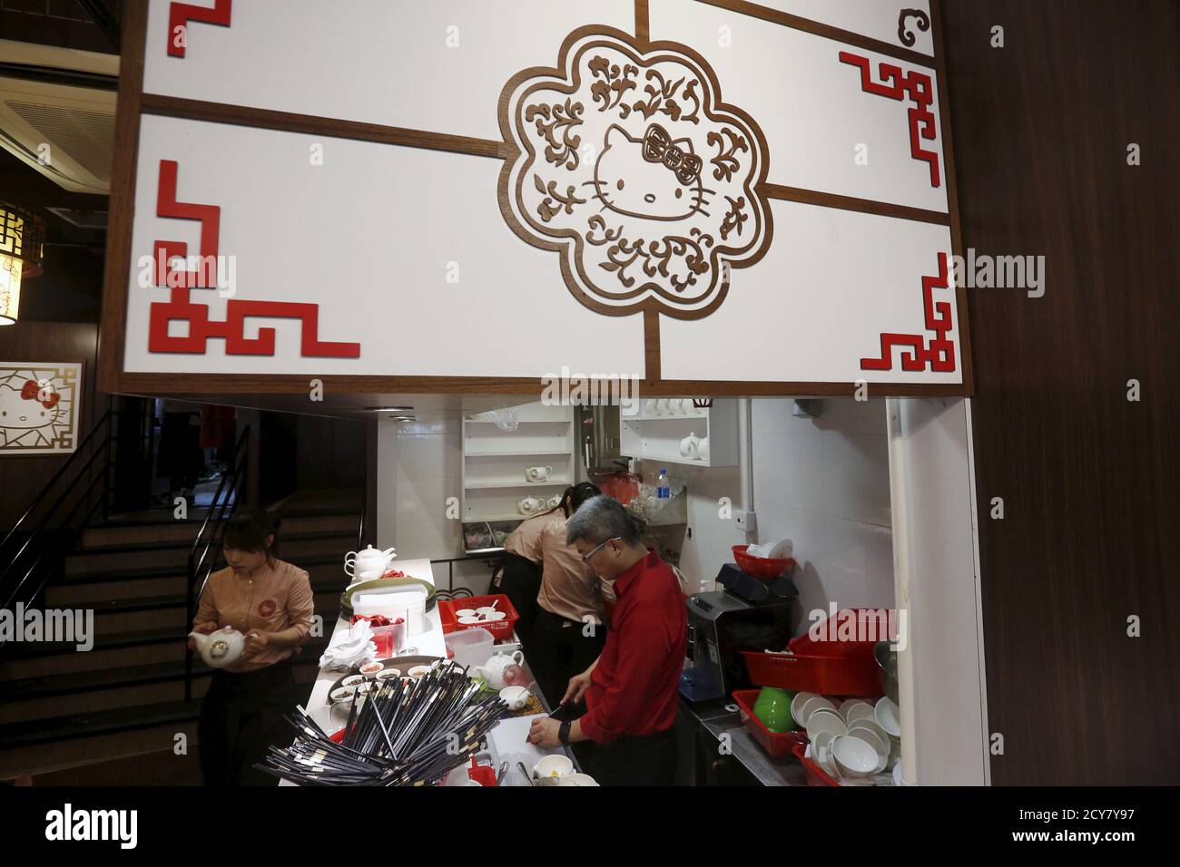 Les Chefs Et Les Serveurs Sont Photographies Au Travail Dans Un Restaurant Chinois Sur Le Theme De Hello Kitty A Hong Kong Chine Le 21 Mai 15 Le Premier Restaurant Au Monde