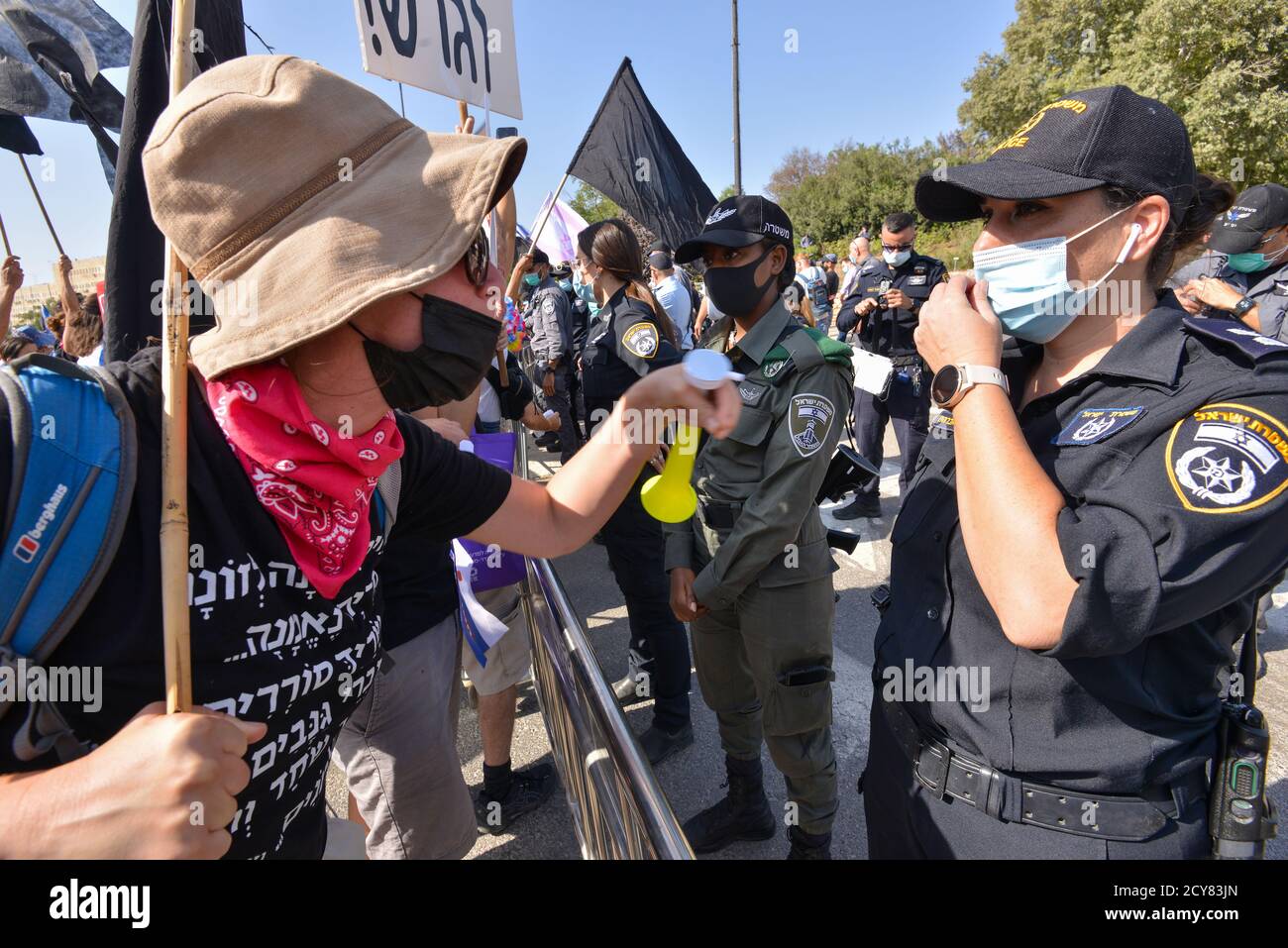 29 septembre 2020 - protestation contre la corruption contre le Premier ministre Netanyahu devant la Knesset, maison israélienne des élus. Des centaines de véhicules ont grimpé jusqu'à Jérusalem, le dernier jour où les manifestations sont légales en Israël. Au cours de la manifestation, une mise à jour de la loi Covid-19 sur la certification a été effectuée, qui appelle à ce que les manifestations ne soient autorisées qu'à 1 km de la résidence des citoyens. Cet acte, qui a été expliqué comme un acte d'urgence covid 19 - limite principalement les droits de la société non orthodoxe en Israël lors d'une vague de protestations massives devant les résidences du Premier ministre Netanyahu Banque D'Images
