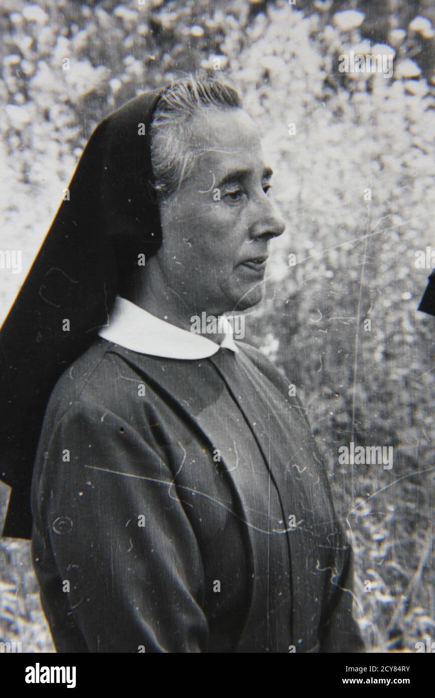 Belle photo vintage des années 70 en noir et blanc d'une petite église