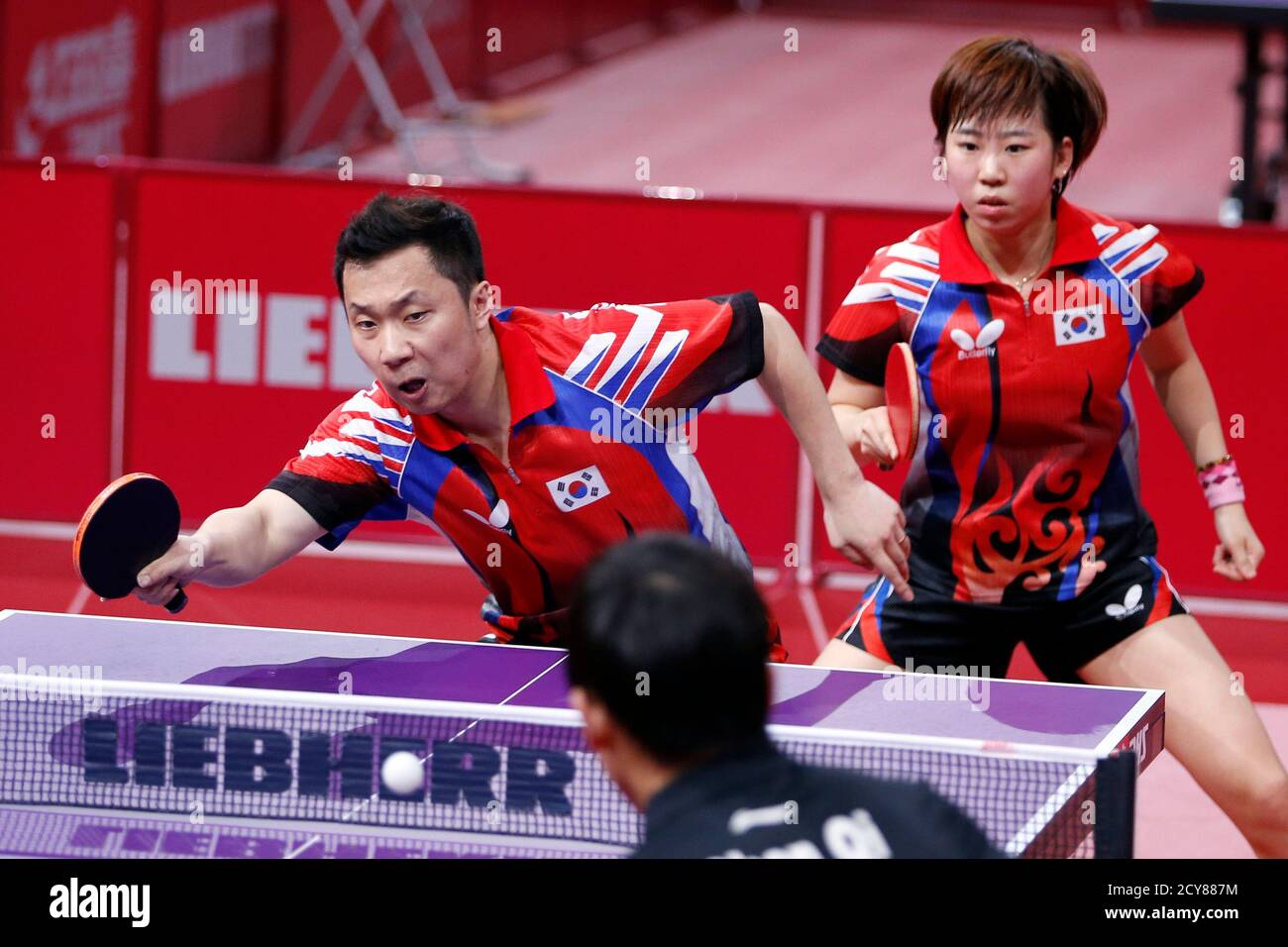 Cho Eonroe (L) et Yang Ha-eun en Corée du Sud affrontent Chen Qi et Hu  Limei en Chine lors de leur quatrième match de double mixte aux Championnats  du monde de tennis