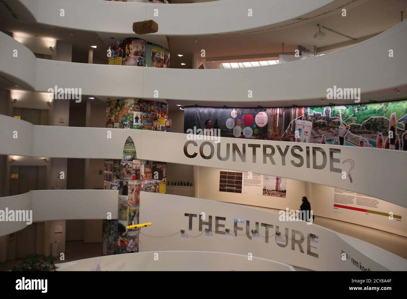 New York, États-Unis. 30 septembre 2020. Dans la rotonde du musée Guggenheim, le spectacle « campagne, le futur », conçu par l'architecte hollandais Rem Kolhaas, peut être vu. Dernier des principaux lieux d'exposition de New York, le musée Guggenheim prévoit également de rouvrir ses portes aux visiteurs samedi après une pause de près de sept mois durant la pandémie du coronavirus. Credit: Christina Horsten/dpa/Alay Live News Banque D'Images