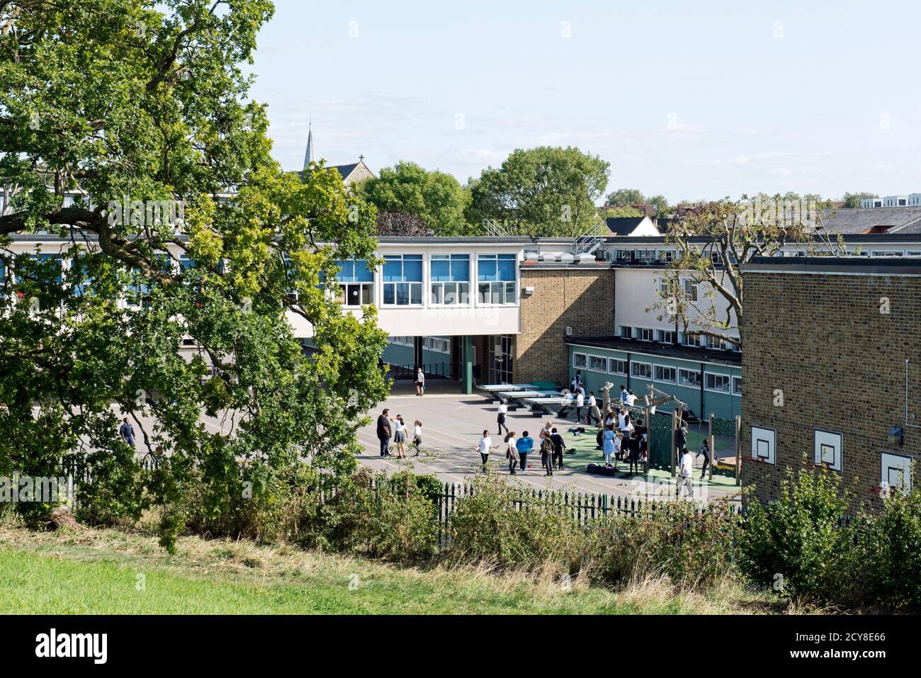 Regarder vers le bas sur les enfants jouant dans le terrain de jeu scolaire vu de dessus Stoke Newington London Borough of Hackney Banque D'Images