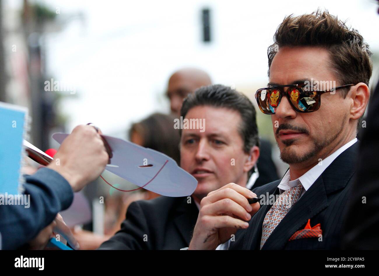 Robert Downey Jr., membre du casting, regarde un masque de casque 