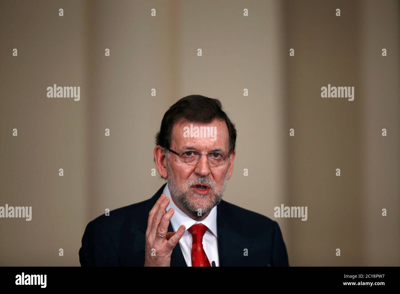 Le Premier ministre espagnol Mariano Rajoy parle lors d'une présentation sur les entités d'action sociale au Palais Moncloa à Madrid le 11 juillet 2013. Le Premier ministre espagnol Mariano Rajoy pourrait bien être blessé par de nouvelles allégations de corruption contre son Parti populaire, mais le gouvernement est assez fort pour faire face à la tempête, disent les analystes et les sources. REUTERS/Juan Medina (ESPAGNE - Tags: POLITIQUE) Banque D'Images
