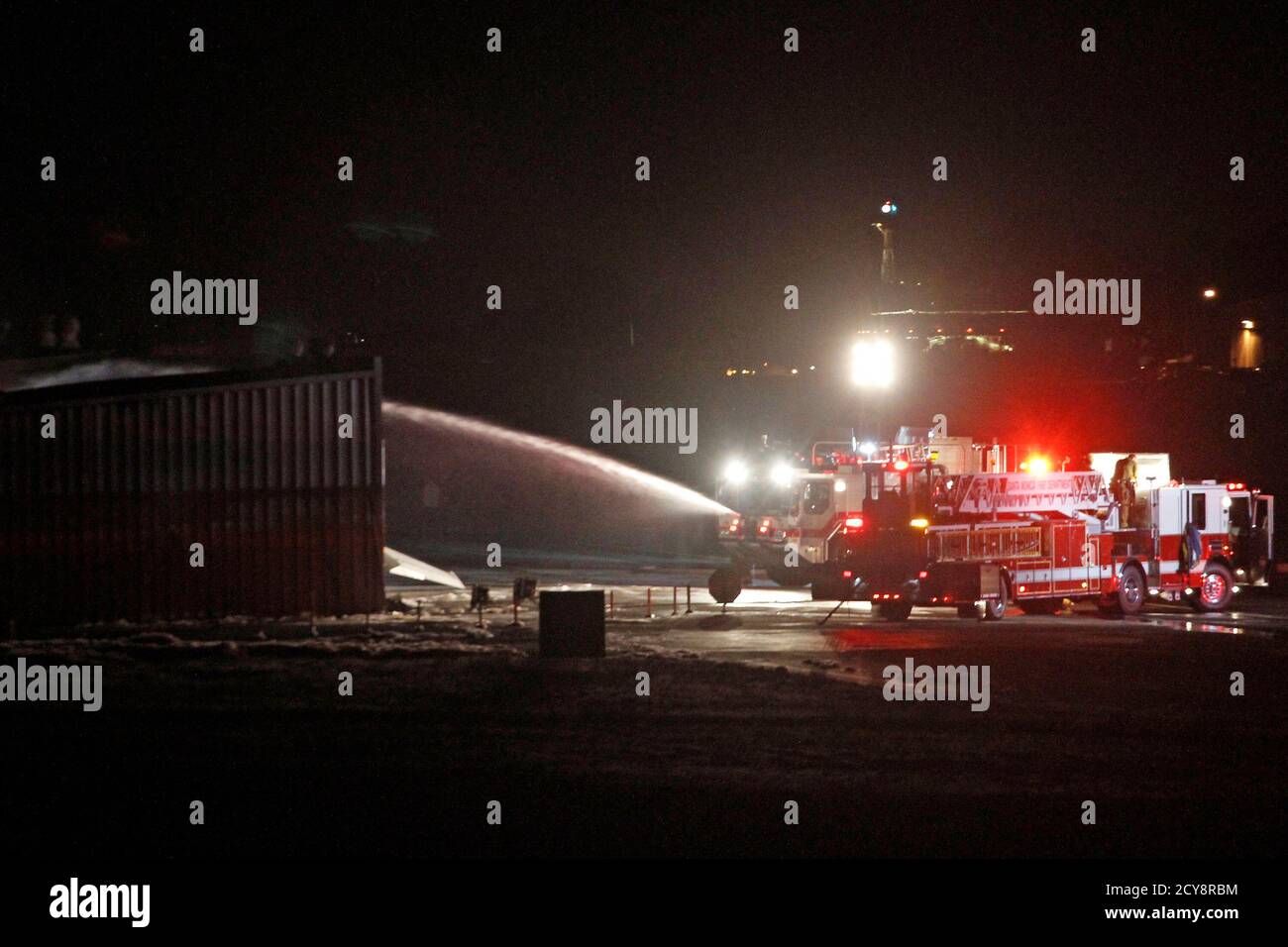 Les Pompiers Et Les Officiels Se Tiennent Sur Les Lieux Ou Un Cessna Citation A Deux Jets S Est Ecrase Dans Un Hangar Et A Pris Feu Apres Avoir Atterri A L Aeroport De