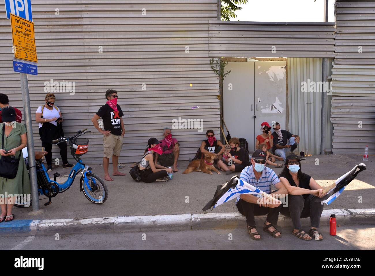 29 septembre 2020 - protestation contre la corruption contre le Premier ministre Netanyahu devant la Knesset, maison israélienne des élus. Des centaines de véhicules ont grimpé jusqu'à Jérusalem, le dernier jour où les manifestations sont légales en Israël. Au cours de la manifestation, une mise à jour de la loi Covid-19 sur la certification a été effectuée, qui appelle à ce que les manifestations ne soient autorisées qu'à 1 km de la résidence des citoyens. Cet acte, qui a été expliqué comme un acte d'urgence covid 19 - limite principalement les droits de la société non orthodoxe en Israël lors d'une vague de protestations massives devant les résidences du Premier ministre Netanyahu Banque D'Images