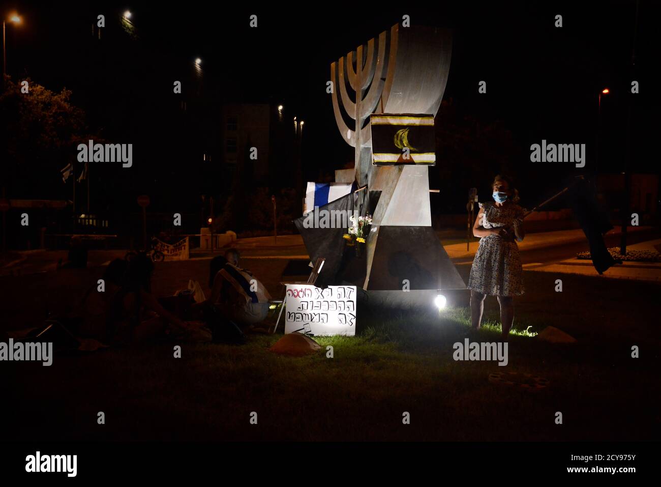 29 septembre 2020 - protestation contre la corruption contre le Premier ministre Netanyahu devant la Knesset, maison israélienne des élus. Des centaines de véhicules ont grimpé jusqu'à Jérusalem, le dernier jour où les manifestations sont légales en Israël. Au cours de la manifestation, une mise à jour de la loi Covid-19 sur la certification a été effectuée, qui appelle à ce que les manifestations ne soient autorisées qu'à 1 km de la résidence des citoyens. Cet acte, qui a été expliqué comme un acte d'urgence covid 19 - limite principalement les droits de la société non orthodoxe en Israël lors d'une vague de protestations massives devant les résidences du Premier ministre Netanyahu Banque D'Images