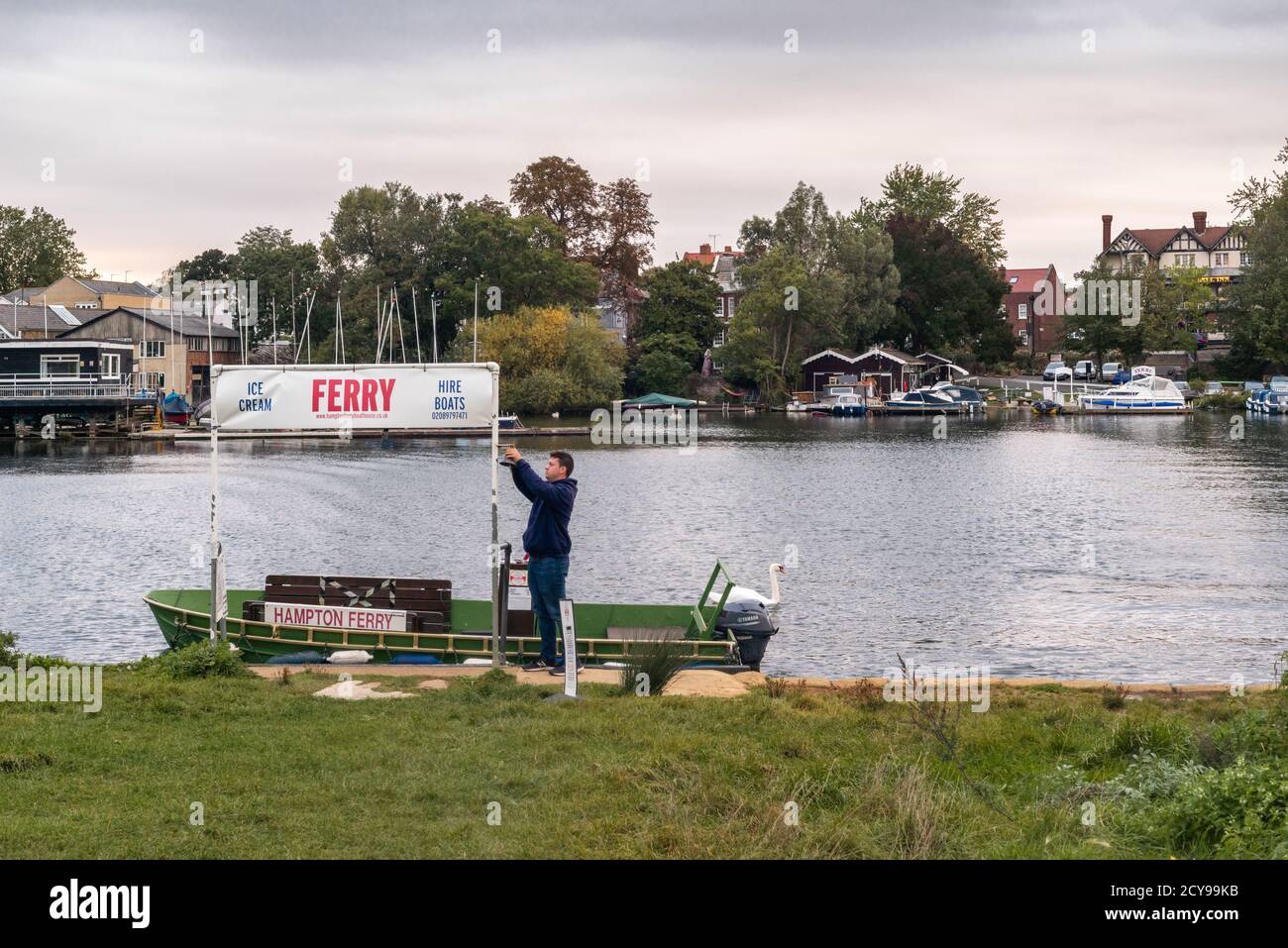 Hampton Ferry bateau et panneau - le plus vieux ferry sur la Tamise à Hampton / Molesey à Richmond, West London, Angleterre, Royaume-Uni Banque D'Images