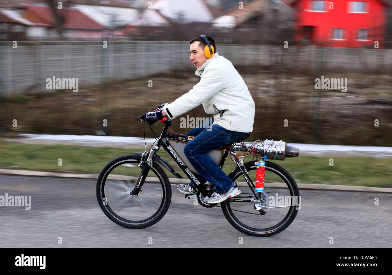 Raul Oaida teste sa bicyclette propulsée par un moteur à réaction  auto-construit sur une route à l'arrière de sa maison à Deva, à 399 km (245  miles) de Bucarest le 12 janvier