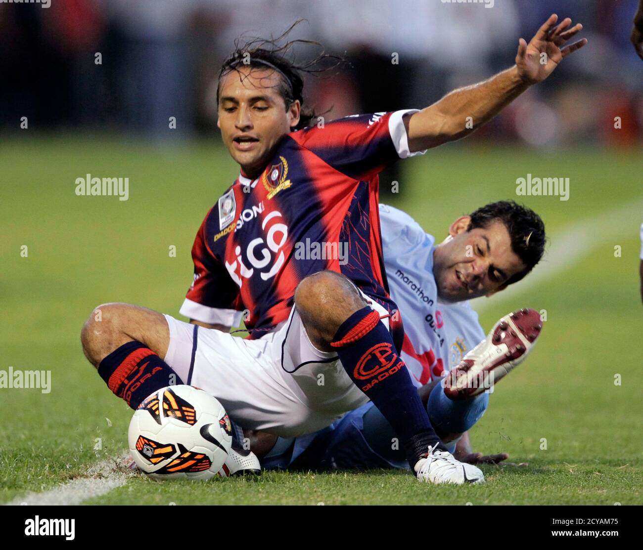 Fabio Ramos R Of Peru S Real Garcilaso Fights For The Ball With Vicente Ambrosi Of Paraguay S Cerro Porteno During Their Copa Libertadores Soccer Match In Asuncion February 21 13 Reuters Jorge Adorno Paraguay
