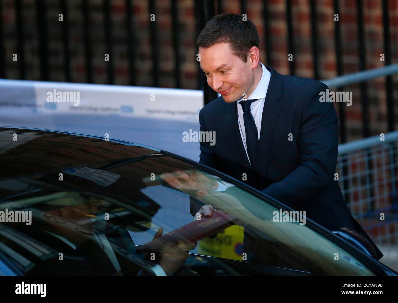 Ed Perkins Of Kensington Palace Hands Over The Official Birth Notice To A Waiting Driver To Take To Buckinham Palace Outside The Lindo Wing Of St Mary S Hospital After Catherine Duchess Of