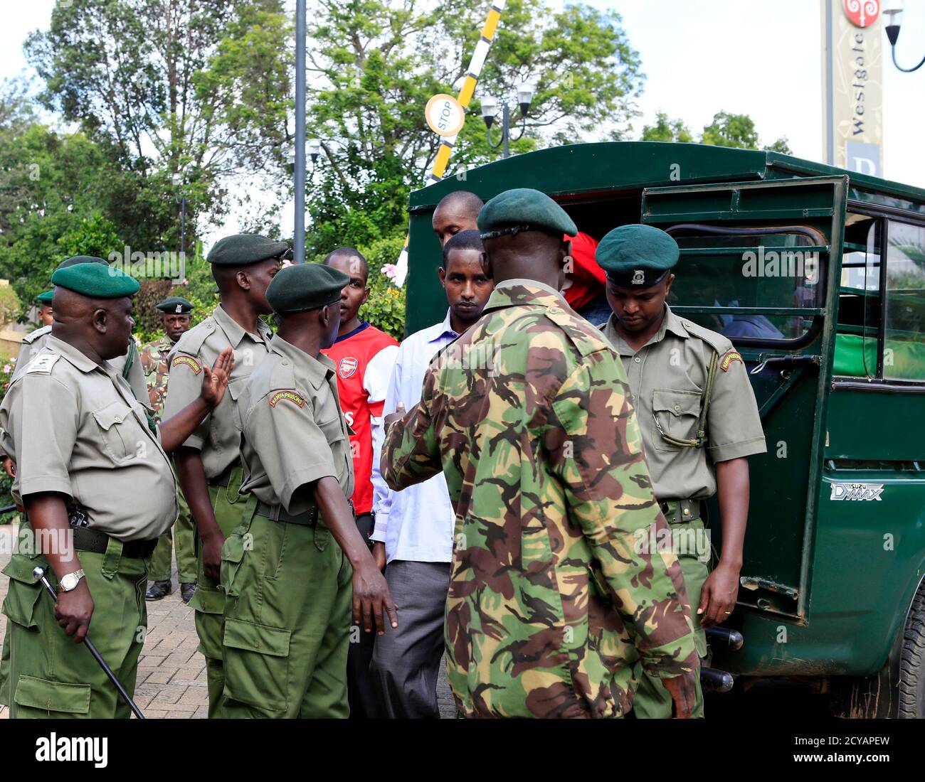 Les quatre hommes accusés d'avoir aidé des militants liés à Al-Qaïda à lancer une attaque sur le centre commercial Westgate, arrivent sous garde des gardiens de prison lors d'une session du tribunal à Nairobi le 21 janvier 2014. Le procès des quatre hommes somaliens, accusés de soutenir et d'abriter des hommes armés qui ont tué au moins 67 personnes lors de l'assaut sur le complexe Westgate de Nairobi qui a commencé le 21 septembre 2013, a commencé la semaine dernière. L'assaut a été revendiqué par le groupe rebelle islamiste somalien Al Shabaab. REUTERS/Noor Khamis (KENYA - Tags: DROIT DE LA CRIMINALITÉ DANS LES TROUBLES CIVILS) Banque D'Images