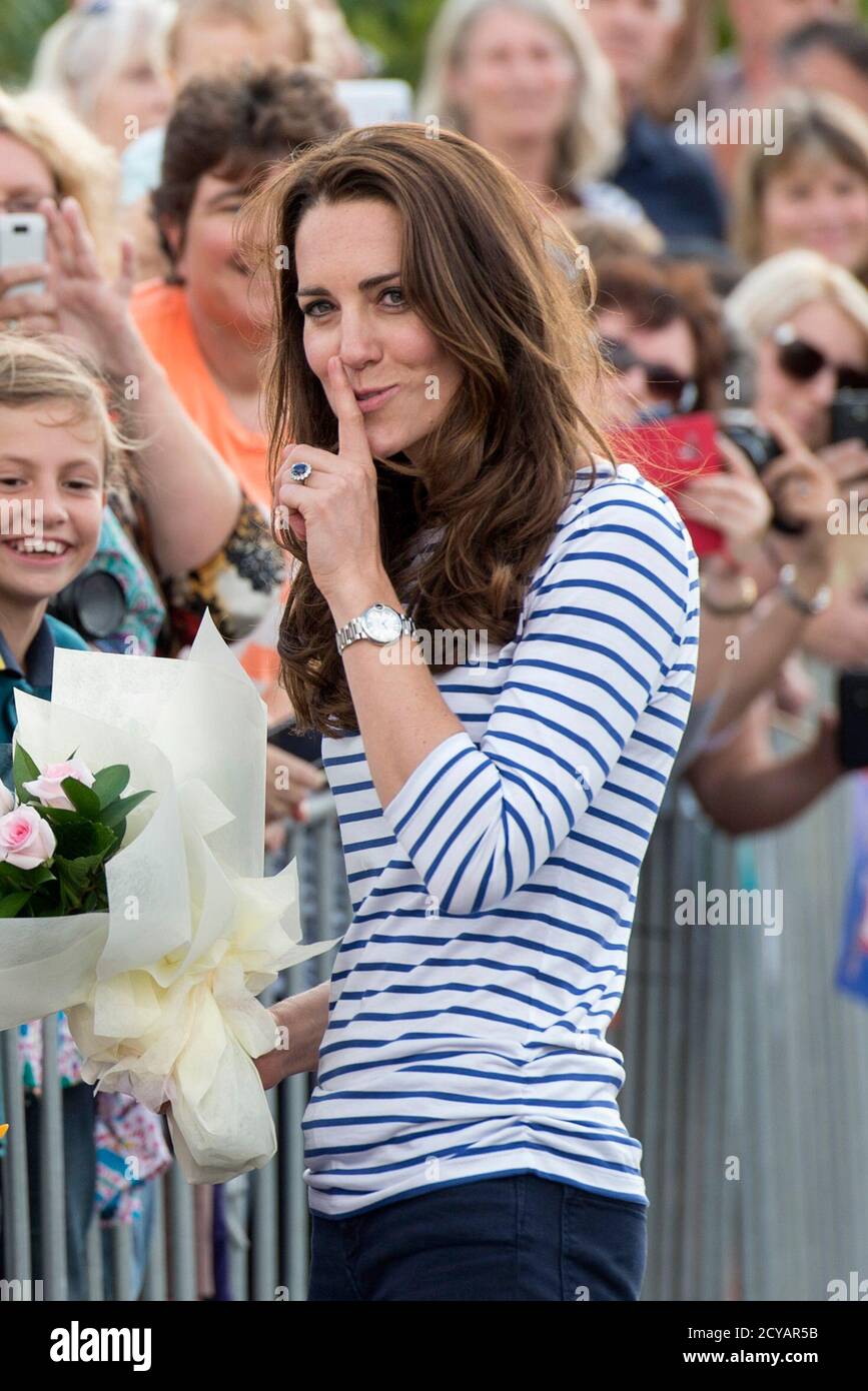 Catherine, duchesse de Cambridge, de Grande-Bretagne, réagit à son arrivée à bord d'un yacht de la coupe de l'Amérique, avec son mari, le Prince William, dans le port d'Auckland, dans l'Aukland, le 11 avril 2014. Le prince et sa femme Kate entreprennent une visite officielle de 19 jours en Nouvelle-Zélande et en Australie avec leur fils George. REUTERS/Mark Cuthbert/Pool (NOUVELLE-ZÉLANDE - Tags: SOCIÉTÉ DE DIVERTISSEMENT ROYALE) Banque D'Images