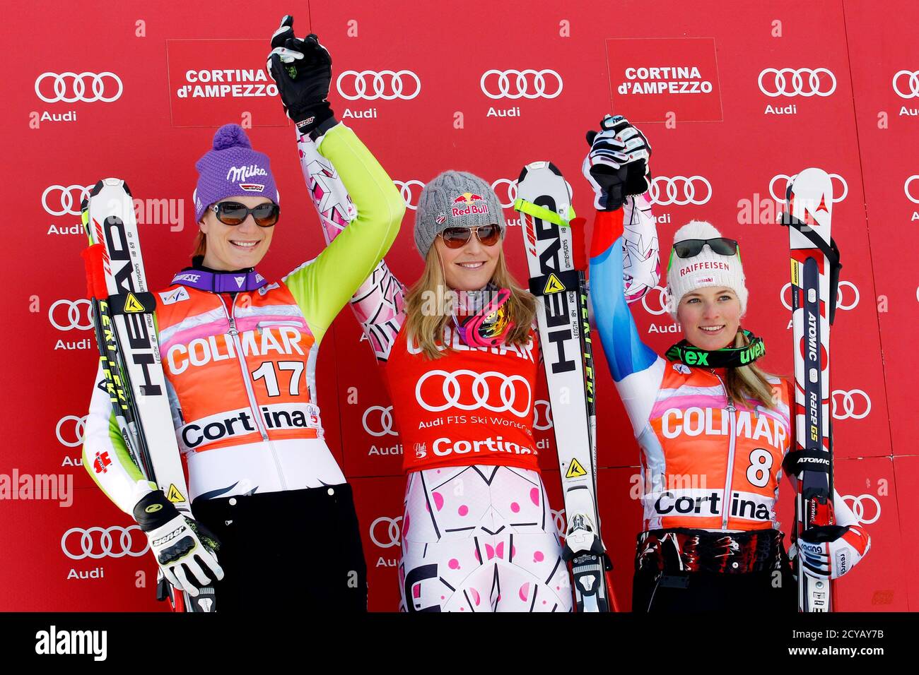 Lindsey Vonn (C) of the U.S., winner of the women's Super-G event at the FIS Alpine Skiing World Cup, poses on the podium with second placed Maria Riesch (L) of Germany and third placed Lara Gut of Switzerland, in Cortina D'Ampezzo January 23, 2011.  REUTERS/Giampiero Sposito (ITALY - Tags: SPORT SKIING) Banque D'Images