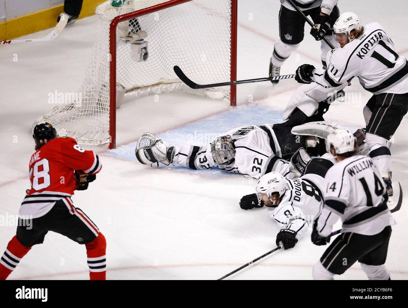 Chicago Blackhawks' Patrick Kane (L) shoots and scores on a ...