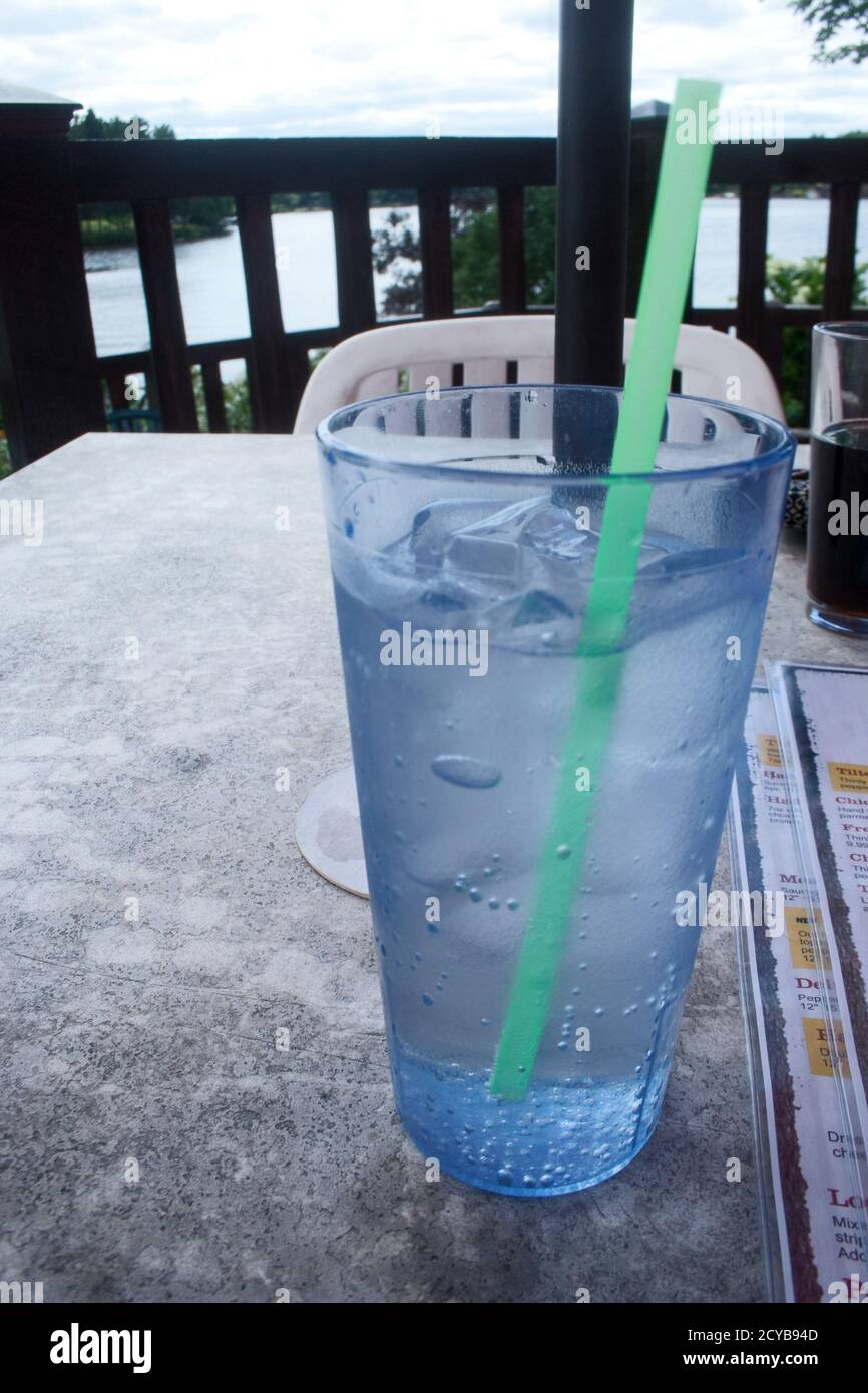 De l'eau douce avec des glaçons sur la table du restaurant à l'extérieur Banque D'Images