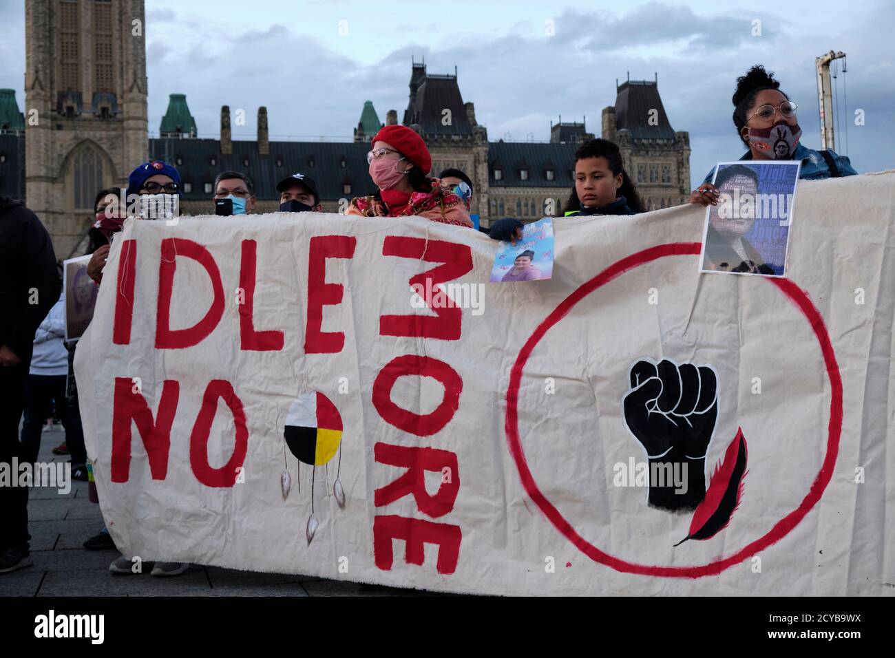 Ottawa, Canada. 1er octobre 2020. Vigile pour la femme des Premières nations Joyce Echaquan qui est décédée à l'hôpital plus tôt cette semaine à Joliette, au Québec. Dans ses derniers moments, elle a enregistré le personnel de l'hôpital qui parlait dans sa chambre. On entend deux femmes appeler Echaquan stupide, questionnant ses choix de vie, et qu'elle serait mieux morte. Le cas a choqué la population des Premières nations qui continue de souffrir d'un racisme systémique dans tout le pays. Echaquan, une femme d'Atikamekw, avait 37 ans. Credit: Meanderingemu/Alamy Live News Banque D'Images