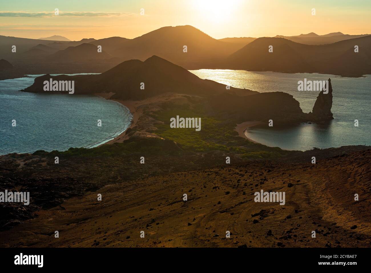 Île Bartolomé avec Pinnacle Rock au coucher du soleil avec l'île de Santiago en arrière-plan, parc national de Galapagos, Equateur. Banque D'Images