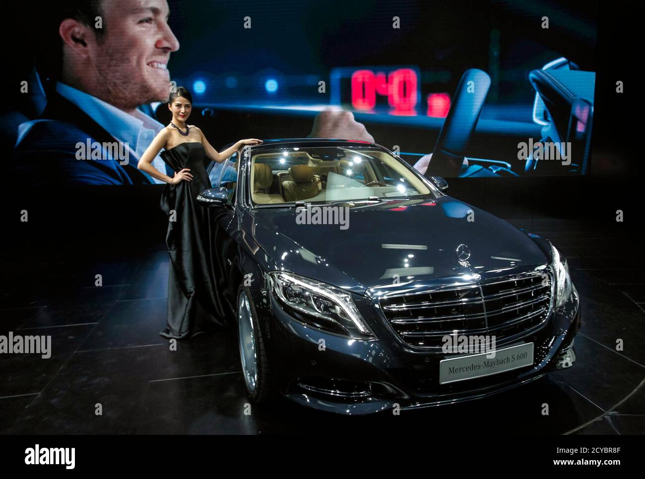 Un Modele Se Trouve A Cote D Une Mercedes Maybach S600 Lors De Sa Premiere Lors De La 12eme Exposition Internationale De L Automobile En Chine A Guangzhou Province De Guangdong Le Novembre