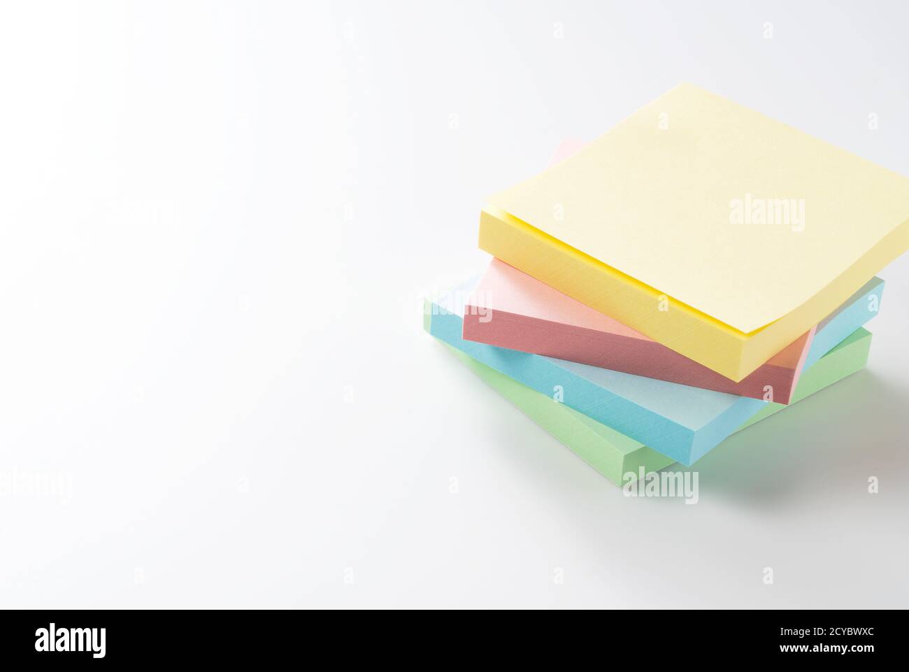 Quatre notes adhésives colorées en quatre couleurs sur un blanc arrière-plan avec beaucoup d'espace Banque D'Images