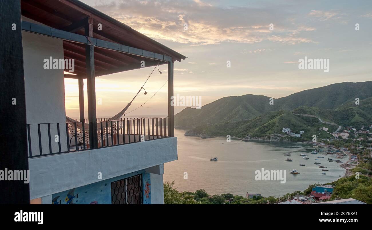 Coucher de soleil parfait sur la mer des Caraïbes depuis le balcon avec un hamac dans le village touristique de Taganga près de Santa Marta, Banque D'Images