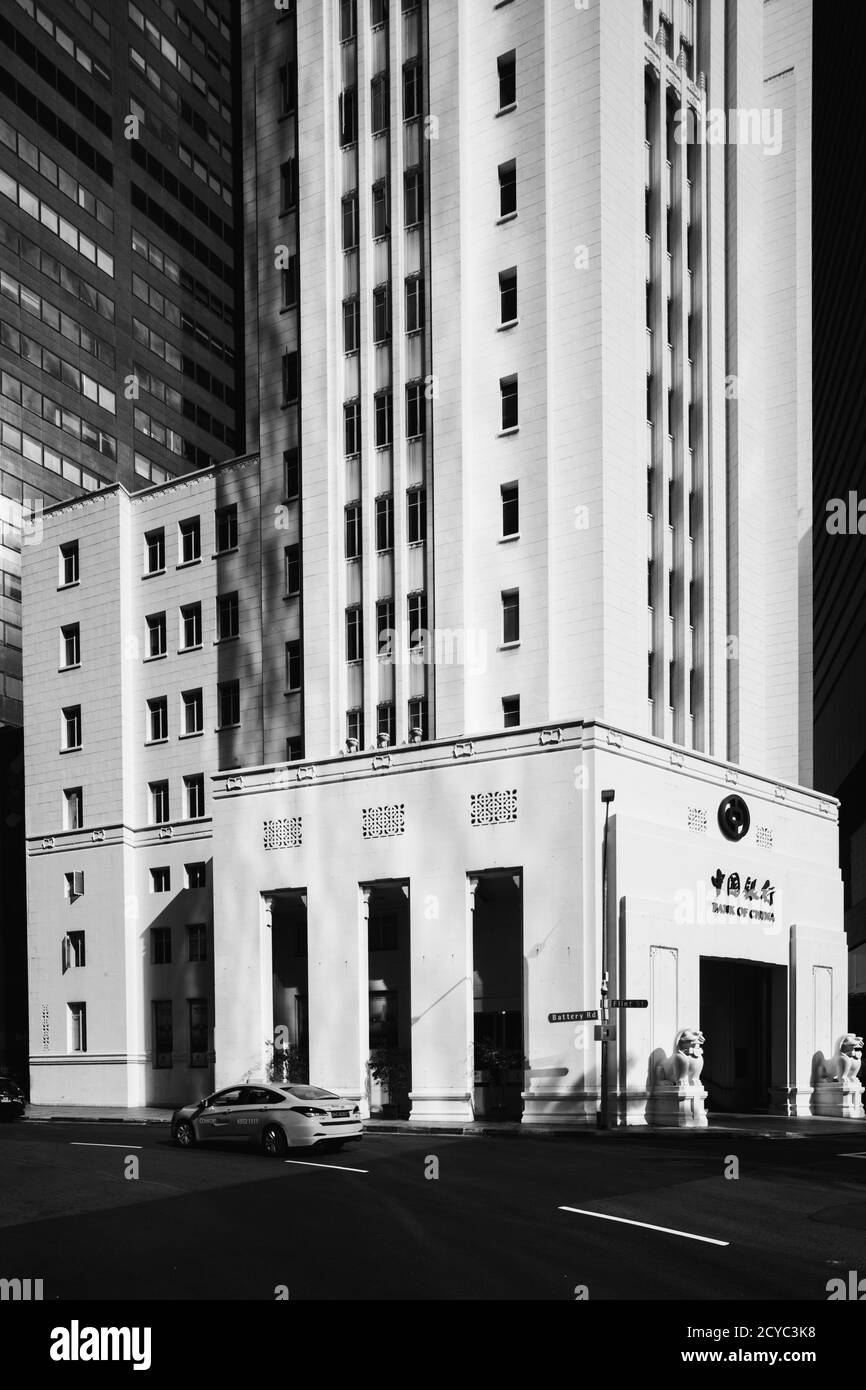 Scène verticale du bâtiment de la Banque de Chine le long de la rue, cadre noir et blanc, Singapour. Banque D'Images
