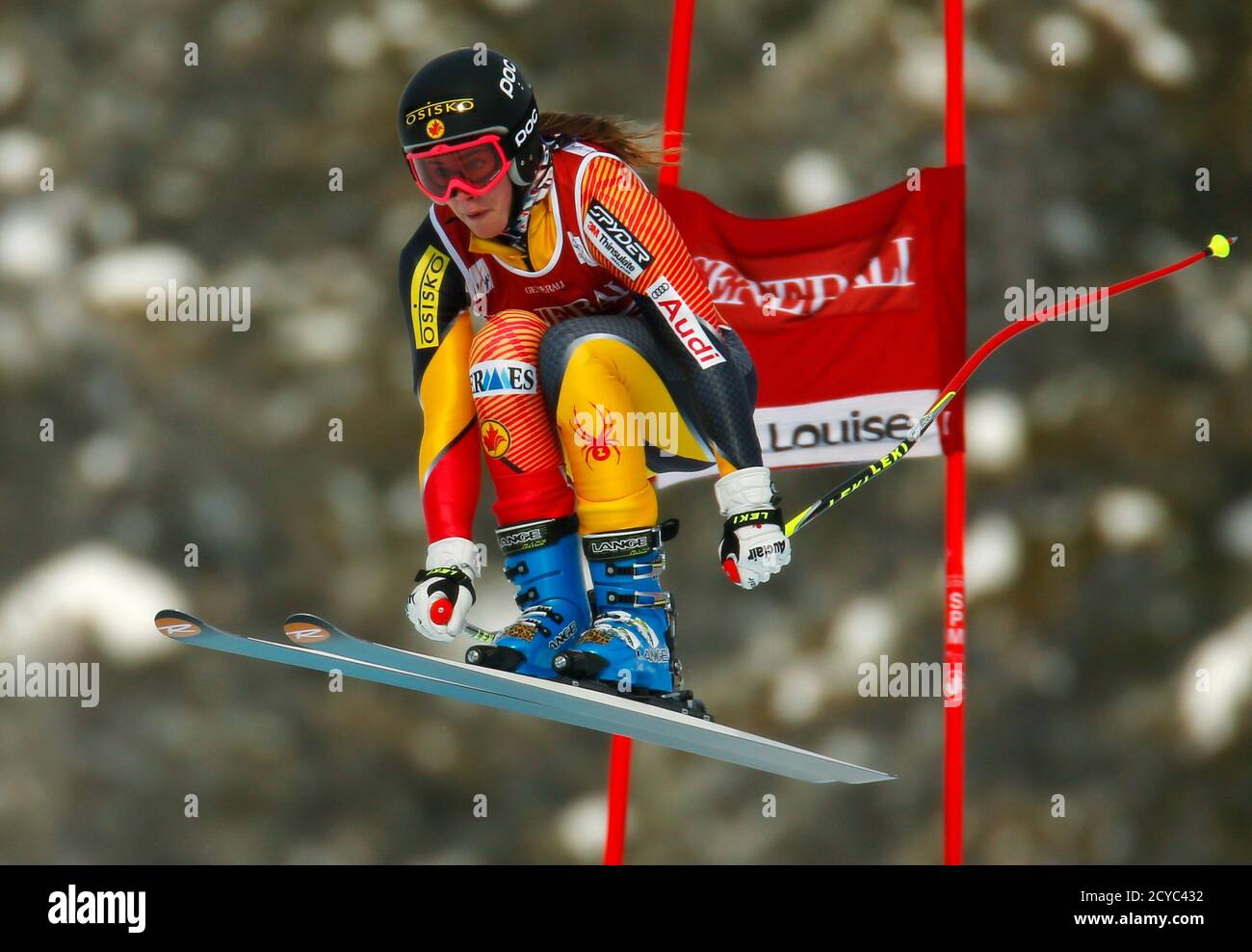 Marie-Michele Gagnon du Canada prend l'air pendant la formation en ski alpin pour la coupe du monde féminine de descente à Lake Louise, en Alberta, le 27 novembre 2012. REUTERS/Mike Blake (CANADA - Tags: SKI DE SPORT) Banque D'Images