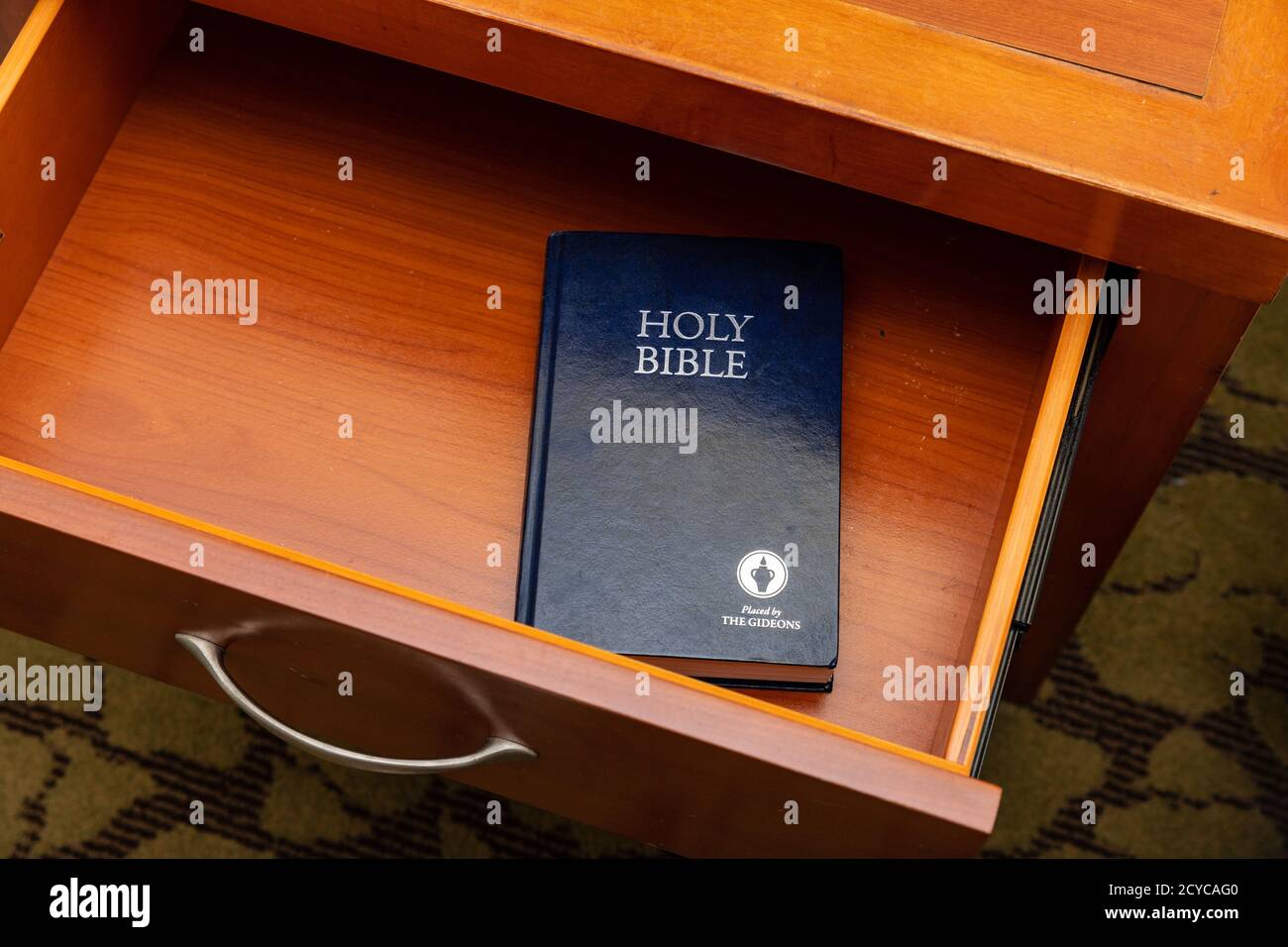 Bible Gideons dans le tiroir de la chambre d'hôtel Banque D'Images