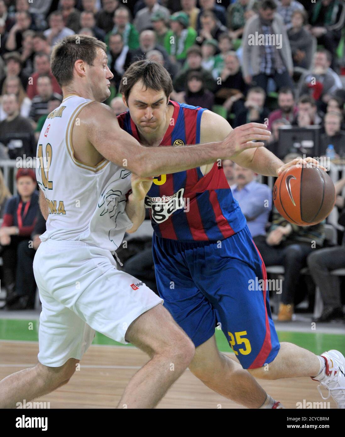 Goran Jagodnik of Union Olimpija challenges Erazem Lorbek (R) of Regal Barcelona during their men's Euroleague basketball group B game in Ljubljana Janurary 27, 2011. REUTERS/ISrdjan Zivulovic (SLOVENIA - Tags: SPORT BASKETBALL) Banque D'Images