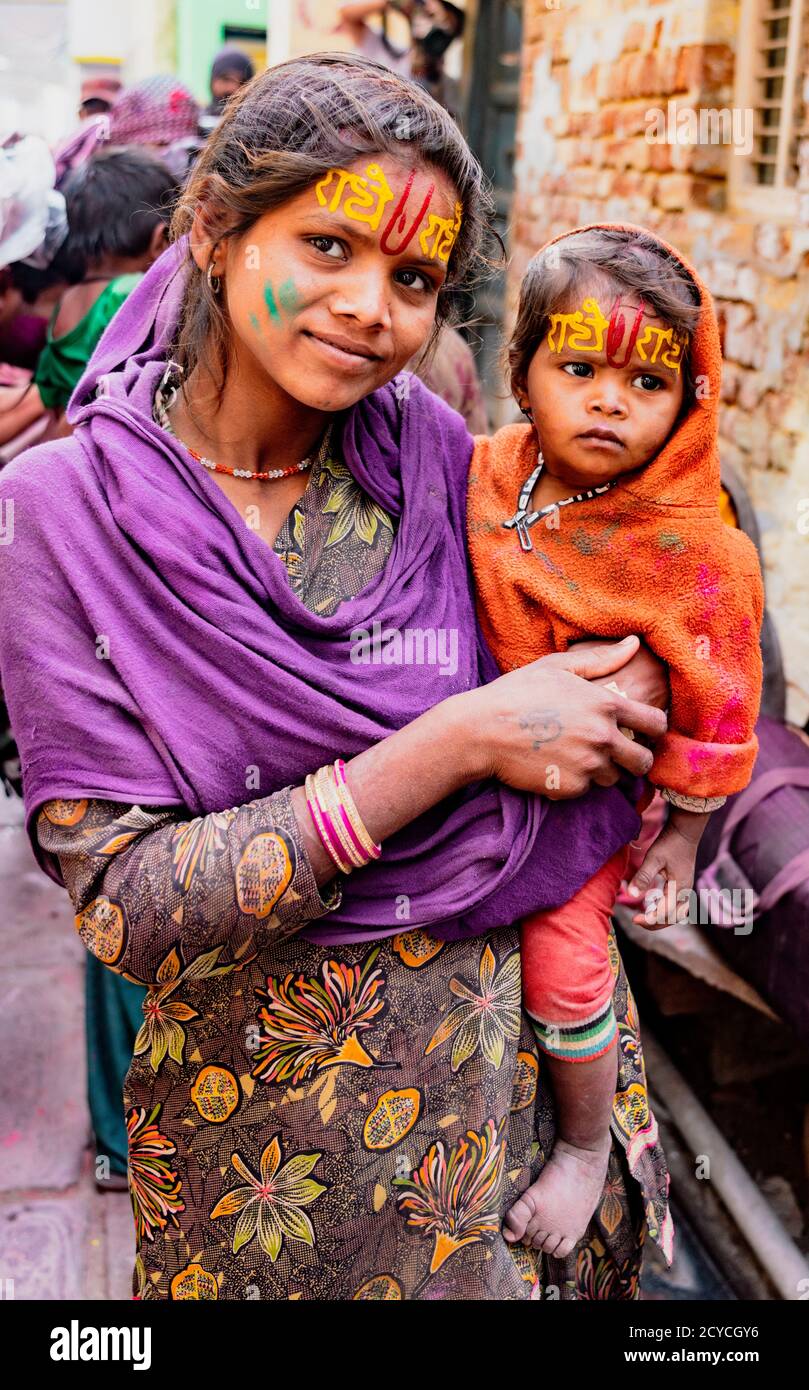 Nandgeon, Inde, Holi Festival, Feb 25, 2018 - Mère et fille montrer leurs symboles peints front Banque D'Images