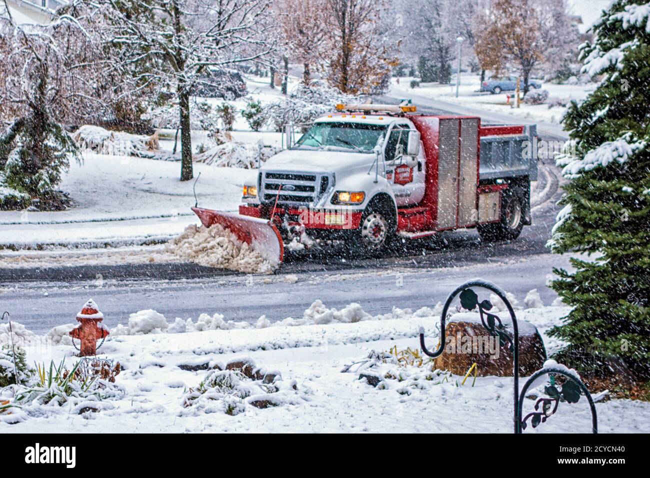 East Hannover, NJ - Nov 2014 - Camion chasse-neige de la ville de la neige des routes en ville Banque D'Images